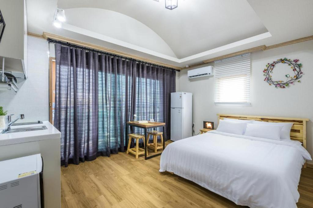 Romance Jeju Pension Εξωτερικό φωτογραφία