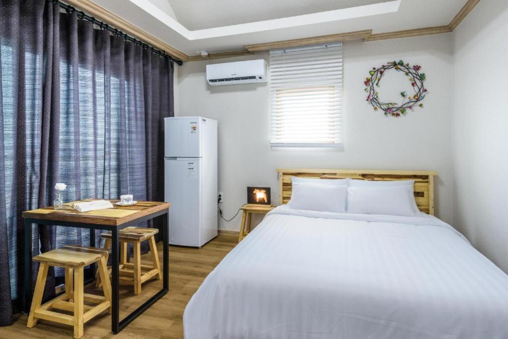 Romance Jeju Pension Εξωτερικό φωτογραφία